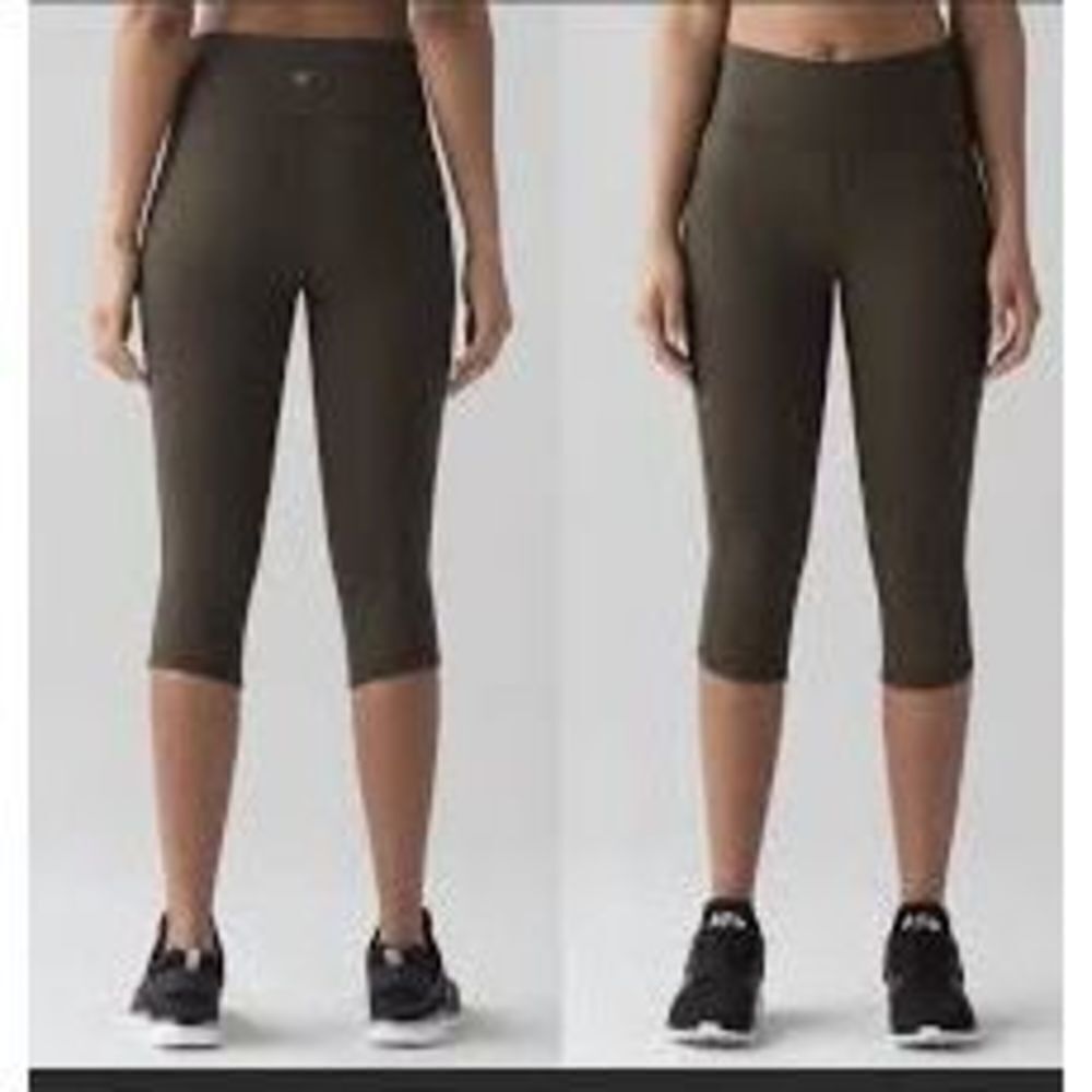 Lululemon‎ Squad Goals Crop 17" Dark Olive
size 6
